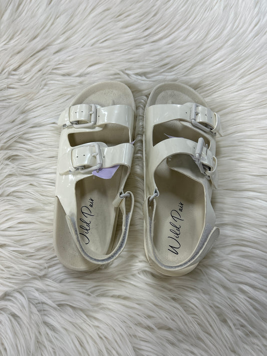 Sandals Flats By Clothes Mentor In Cream, Size:6.5