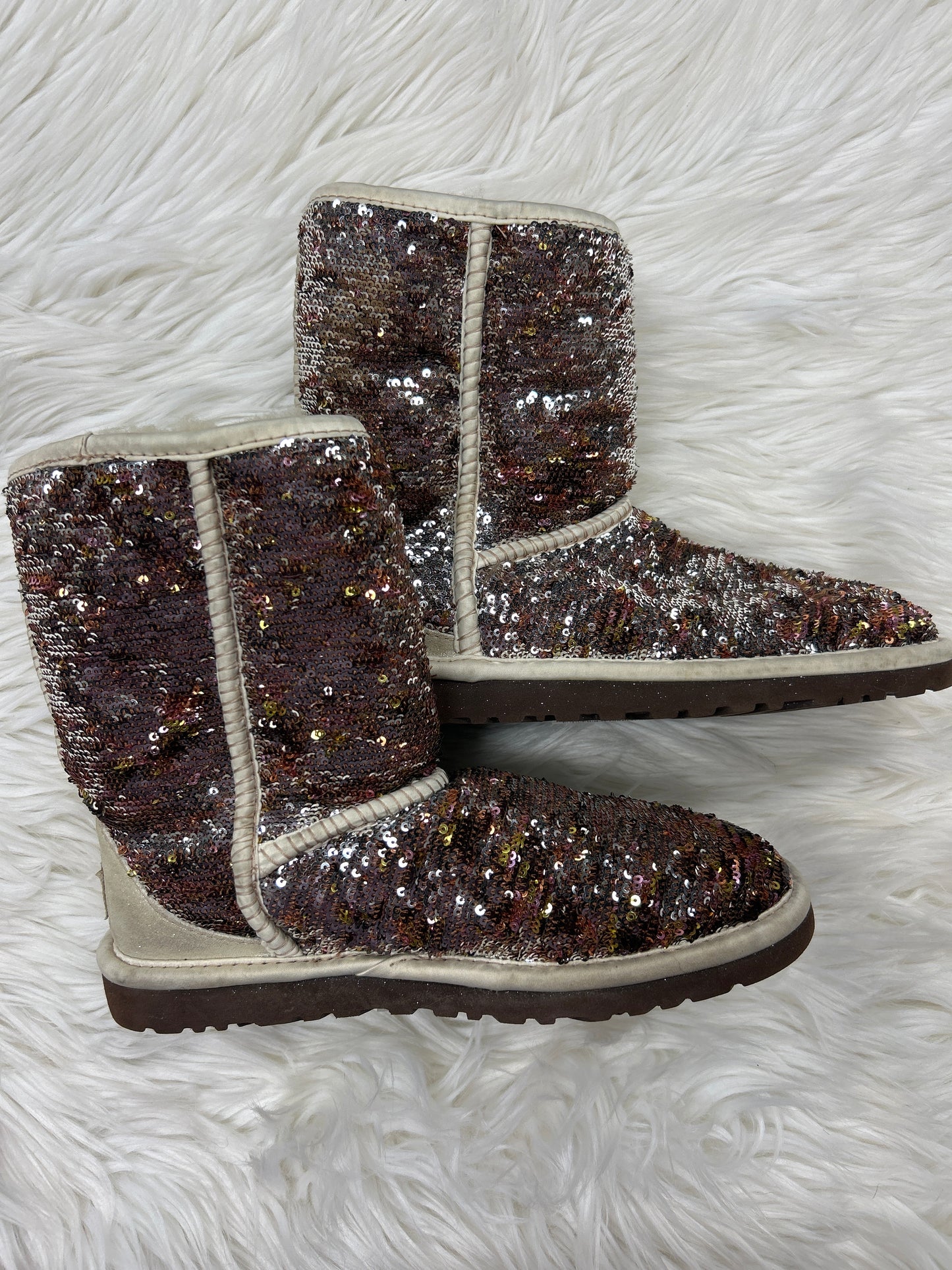 Boots Designer By Ugg In Gold, Size:5