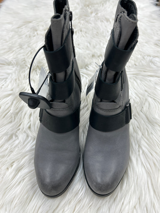 Boots Ankle Heels By Sorel In Grey, Size: 7