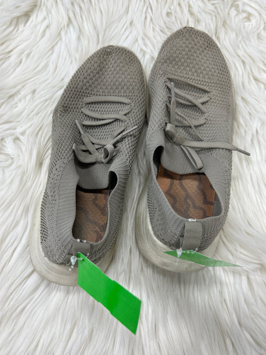 Shoes Athletic By Clothes Mentor In Grey, Size:7