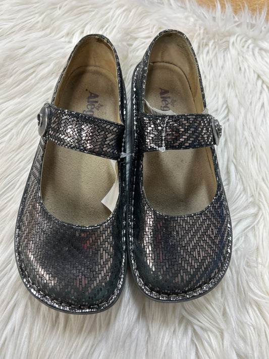 Shoes Flats By Alegria In Silver, Size:7.5