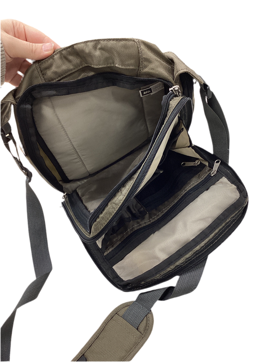 Handbag By Rei In Green, Size:Medium
