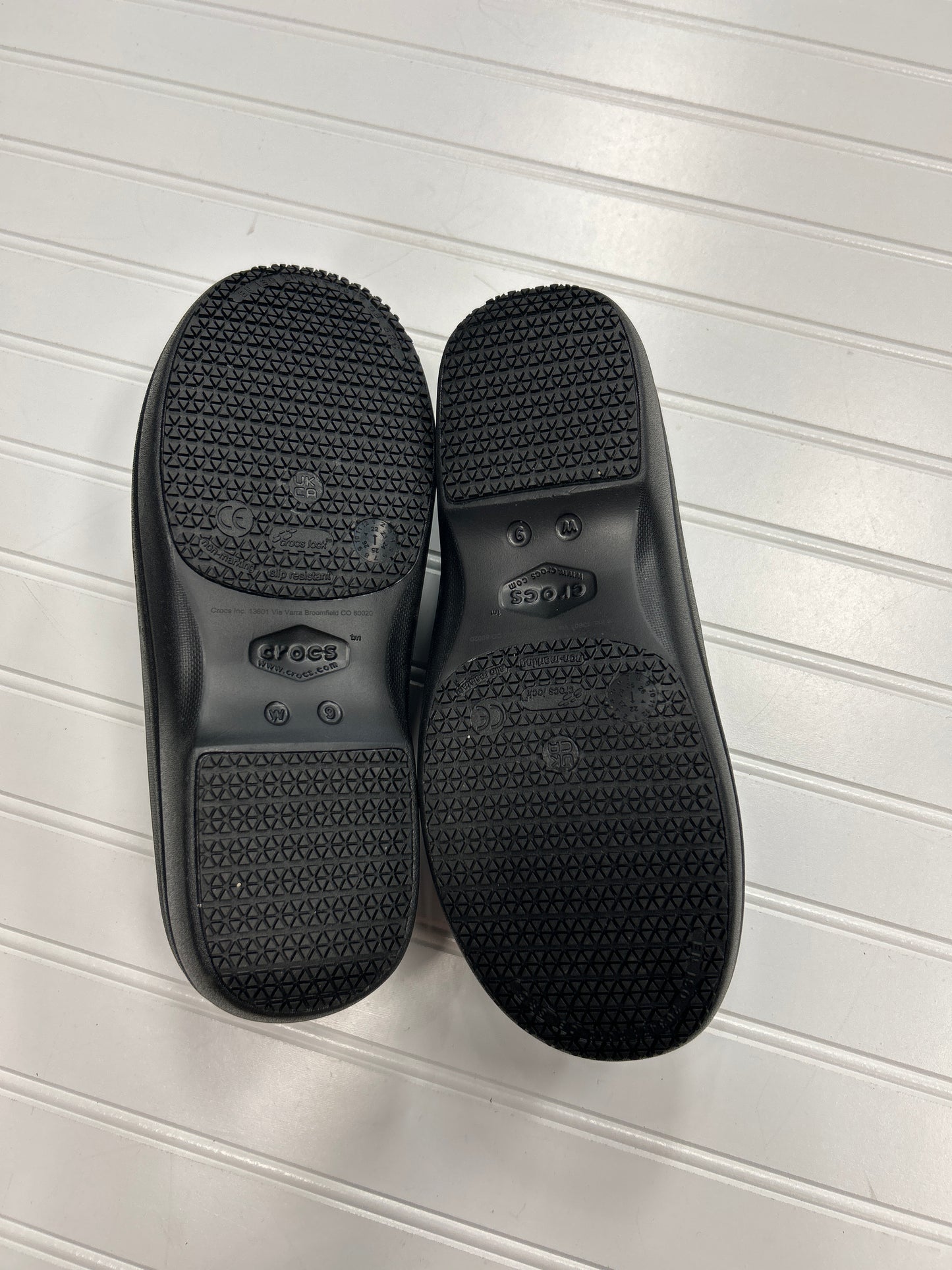Shoes Flats By Crocs In Black, Size:9