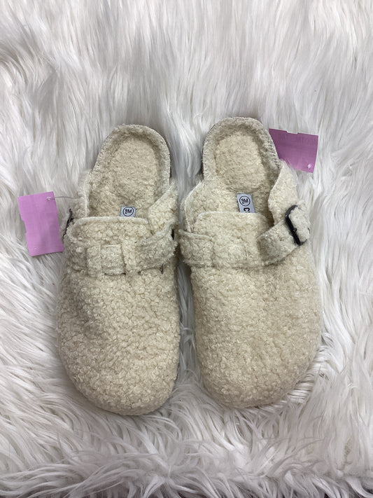Sandals Flats By Cushionaire In Cream, Size:9