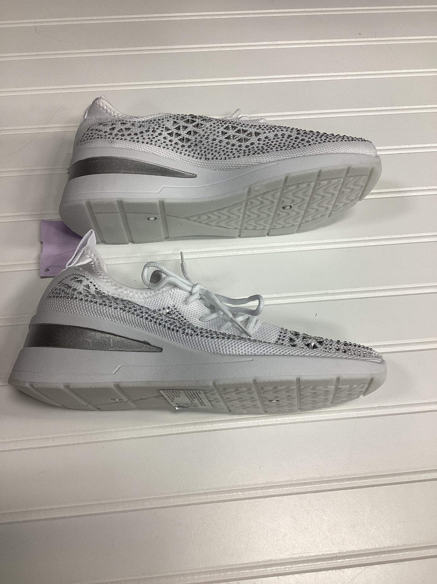 Shoes Athletic By Cmc In White, Size:10
