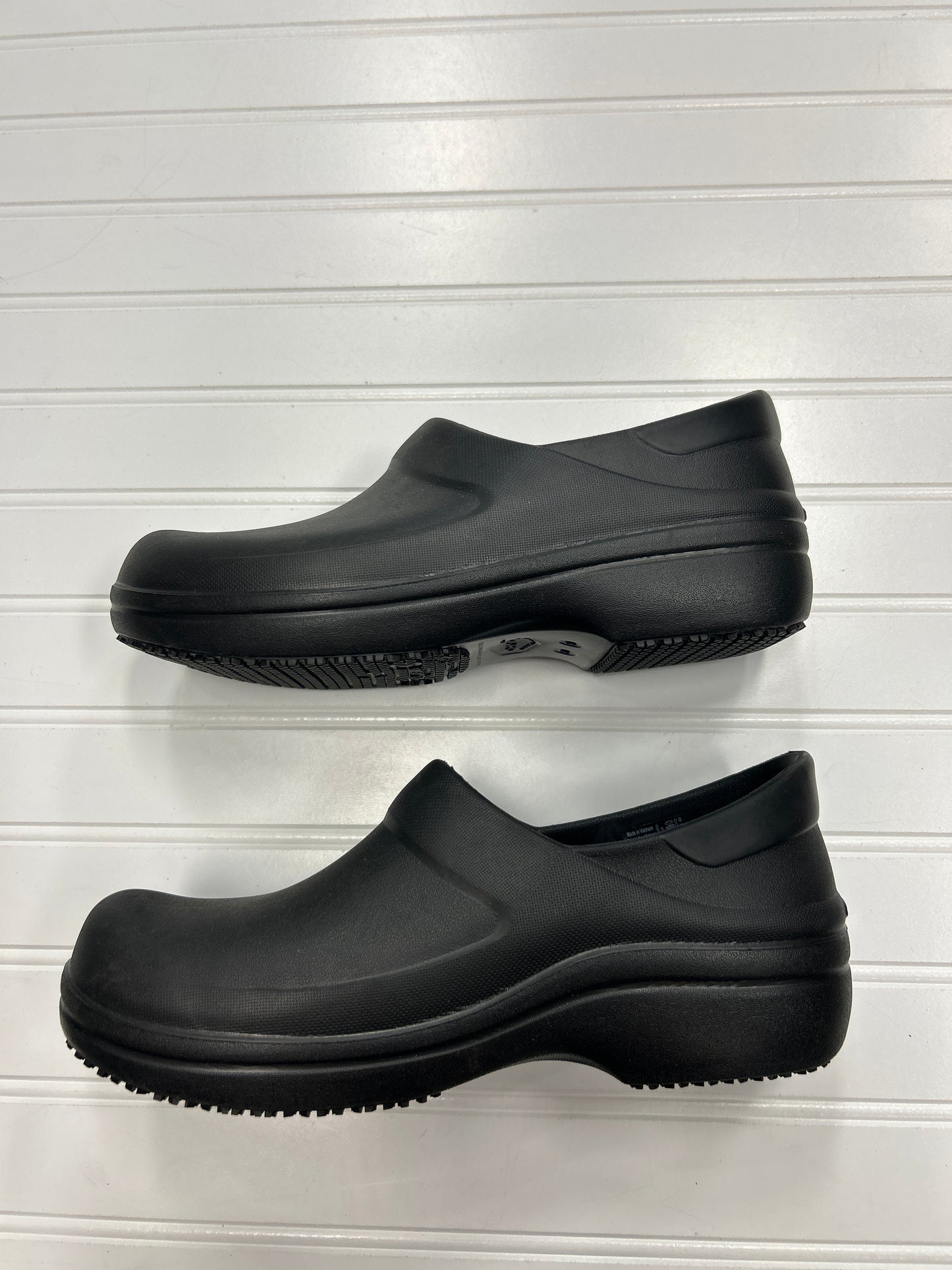 Shoes Flats By Crocs In Black, Size:9