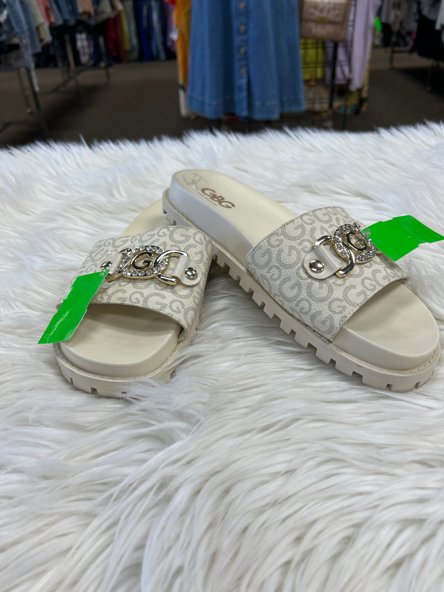Sandals Flats By Guess In Cream, Size:9