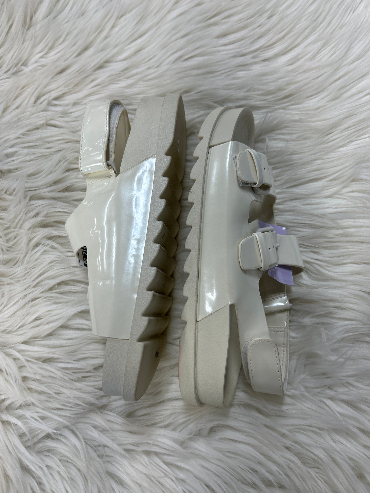 Sandals Flats By Clothes Mentor In Cream, Size:6.5