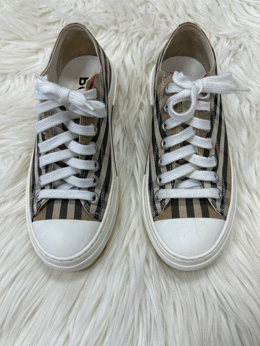 Shoes Luxury Designer By Burberry In Plaid Pattern, Size:7