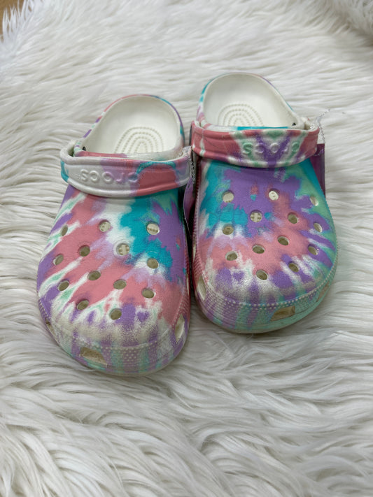 Shoes Flats By Crocs In Tie Dye Print, Size:9