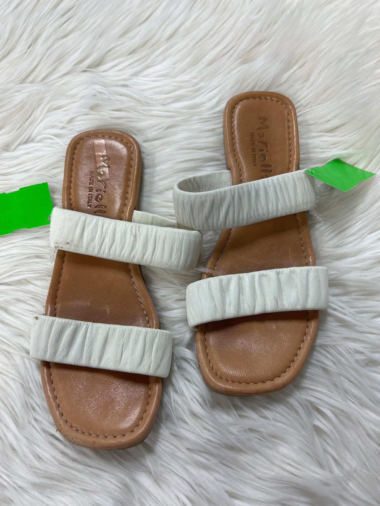 Sandals Flats By Clothes Mentor In Cream, Size:7.5