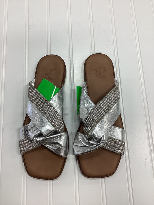 Sandals Flats By Clothes Mentor In Silver, Size:7.5