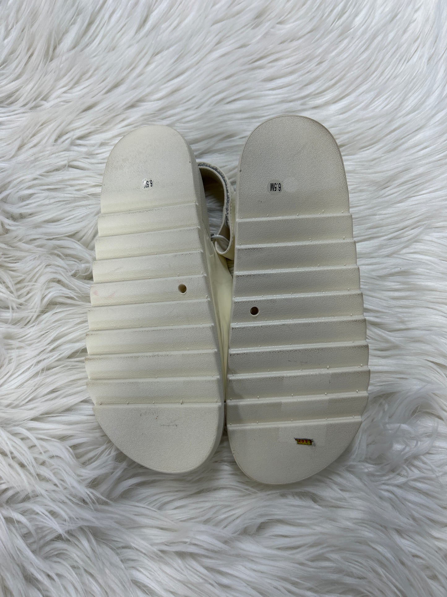 Sandals Flats By Clothes Mentor In Cream, Size:6.5