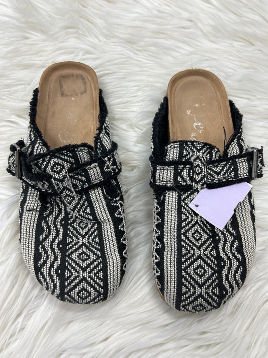 Shoes Flats By Clothes Mentor In Black & White, Size:7