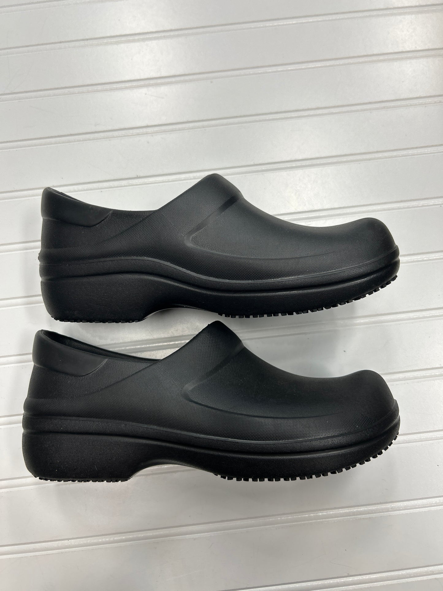 Shoes Flats By Crocs In Black, Size:9
