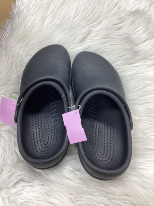 Shoes Flats By Crocs In Black, Size:9