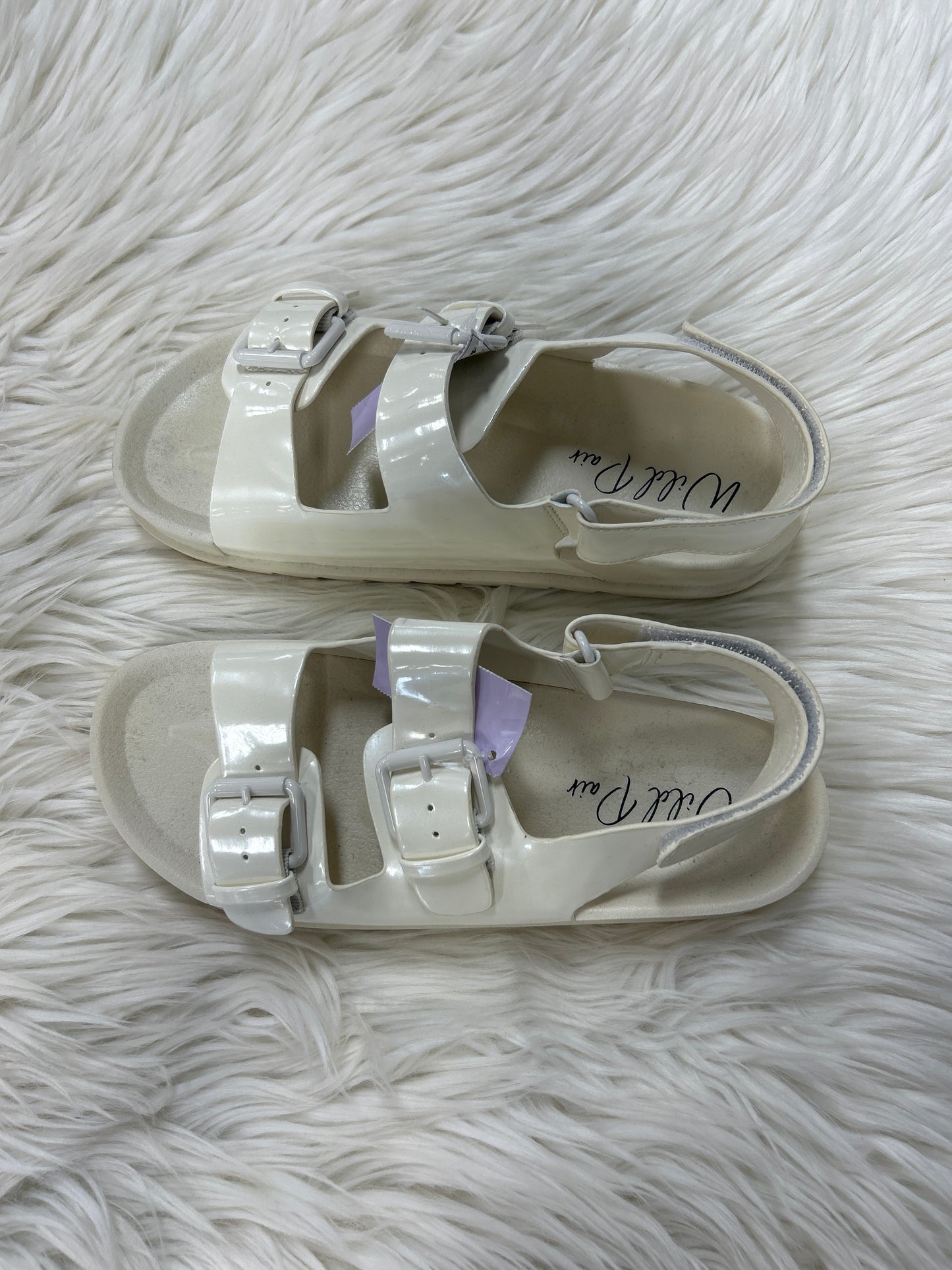 Sandals Flats By Clothes Mentor In Cream, Size:6.5
